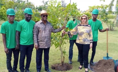 Côte d'Ivoire: Journée de la paix, le couple présidentiel plante deux arbres dans son jardin