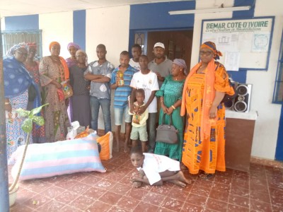 Côte d'Ivoire: Bouaké, pour leurs permettre de fêter dignement, des enfants comblés par les femmes de Monhadih