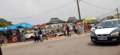 Côte d'Ivoire :  Yopougon, des commerçants déguerpis envahissent le trottoir pour mener leurs activités