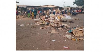 Côte d'Ivoire: A Guiglo, remontées contre la mairie, des femmes déversent les ordures sur la voie principale