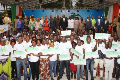 Côte d'Ivoire : San-Pédro, pour le financement de leurs projets, 783 jeunes reçoivent des chèques