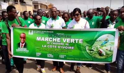 Côte d'Ivoire : Marche verte à Port-Bouët, les écologistes débarrassent les plages des déchets et interpellent sur la nécessité de lutter contre la pollution maritime