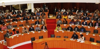 Côte d'Ivoire : Assemblée nationale, suite au désistement des groupes parlementaires de l'opposition, les députés RHDP adoptent en plénière le projet de loi portant révision constitutionnelle