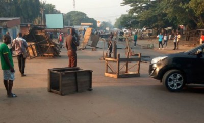 Côte d'Ivoire : Des barricades contre la candidature d'Alassane Ouattara et des bus agressés à Yopougon, perturbent les activités