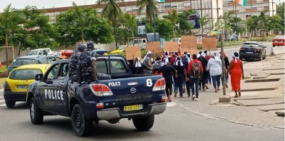 Côte d'Ivoire :  Cocody, un groupe de jeunes femmes manifeste à Saint-Jean pour dire non au 3ème mandat de Ouattara avant d'être dispersé