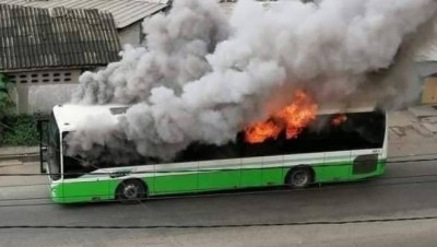 Côte d'Ivoire : Des casseurs mettent le feu à deux bus de la Sotra