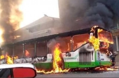 Côte d'Ivoire : Des casseurs incendient un bus à Faya