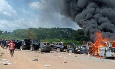 Côte d'Ivoire : Yamoussoukro, un convoi de la CEI attaqué par des militants du PDCI qui l'incendient