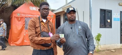 Côte d'Ivoire : Bouaké, l'opération spéciale de distribution de CNI lancée, le journaliste de KOACI reçoit sa carte des mains du DG de l'ONECI