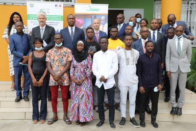 Côte d'Ivoire :    Marcory, une mission de l'AFD et Mamadou Touré visitent le Mémorandum de dialogue stratégique aux bénéficiaires du projet C2D-Emploi