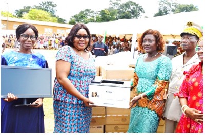 Côte d'Ivoire : Remise d'équipements informatiques et bureautiques aux collèges de proximité à Bouaflé