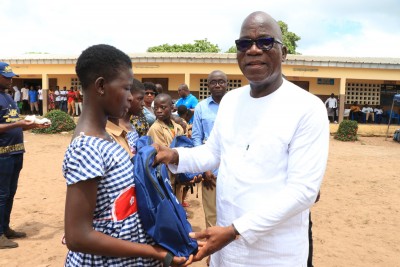 Côte d'Ivoire : Reconnaissant au soutien de ses parents, Assahoré offre des kits scolaires aux écoliers de Boukébo son village natal