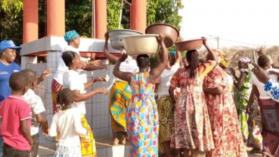 Côte d'Ivoire : Bouaké, les femmes de N'Drikro saluent la construction d'un forage dans leur village