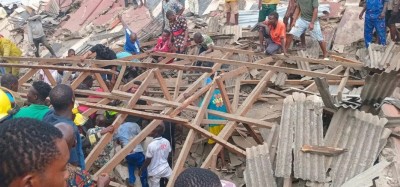 Nigeria :  Un excavateur heurte une mosquée qui s'effondre à Lagos, trois morts et des blessés