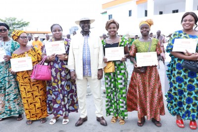 Côte d'Ivoire : Yopougon, la mairie et une Banque prêtent des montants de 231 millions à 1155 femmes pour leurs commerces et annoncent 400 millions pour le mois prochain