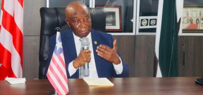Liberia : Le Président Boakai réduit de 40 % son salaire et est critiqué sur une omission