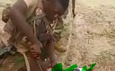 Mali : Choc après la publication d'une vidéo montrant un militaire éventrer un cadavre