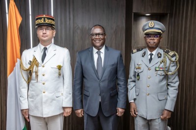 Côte d'Ivoire : Les Attachés de Défense de France et du Sénégal en fin de mission décorés par Téné Birahima Ouattara