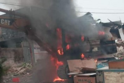 Côte d'Ivoire : Vives tentions suite au déguerpissement à Adjamé Village, les populations se soulèvent contre les autorités, des machines incendiées