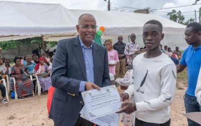 Côte d'Ivoire : Région de la Mé, Patrick Achi célèbre les 30 meilleurs élèves des différents examens scolaires et annonce des bourses d'étude à l'étranger pour les meilleurs bacheliers