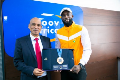 Côte d'Ivoire : Après son pari gagnant aux Jeux Olympiques Paris 2024, Cissé Cheick Sallah présente sa médaille olympique à Moov Africa CI