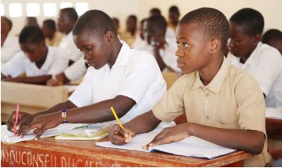 Côte d'Ivoire : 120 000 élèves de 6è de 744 établissements publics et privés vont bénéficier des  manuels scolaires pour un prêt-location de 10.000 FCFA à l'achat