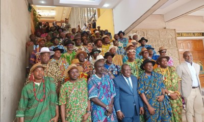 Côte d'Ivoire : « Opération séduction » avant la présidentielle ? Remise jeudi de police d'assurance et kits téléphoniques aux chefs de villages Atchan et Akyé d'Abidjan