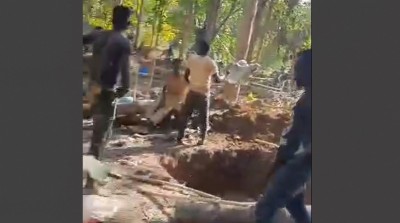 Côte d'Ivoire : Désespoir d'une femme face à la destruction de sa forêt par des orpailleurs clandestins, elle tente l'expulsion et filme