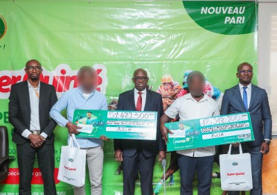 Côte d'Ivoire : LONACI, Dramane Coulibaly remet des chèques d'un montant de près de 70 millions Fcfa à deux gagnants du PMU et annonce la fermeture des réseaux Loto