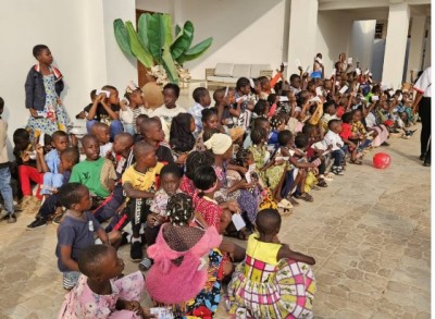 Côte d'Ivoire : Bouaké, après l'annulation de l'arbre de Noël, des centaines d'enfants envahissent le domicile d'Assahoré pour célébrer