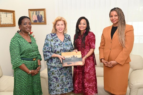 Côte d'Ivoire : Dominique Ouattara reçoit Hélène Sultan, représentante du Gouvernement du Qu...