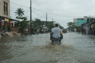 Inondation : Pompage dÂ’eau chez Boni Yayi, Cotonou immergée