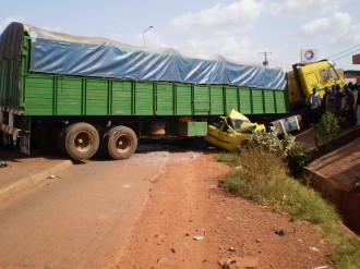 Avenue de lÂ’OUA : le camion qui refuse de sÂ’arrêter avant dÂ’écrabouiller