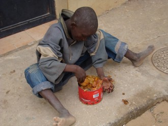 Ces enfants mangeurs de restes dans les maquis