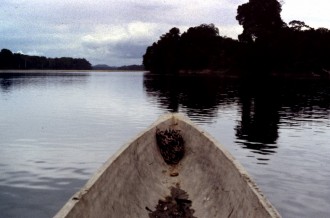 Cérémonie funèbre dÂ’un maire vivant, dans le centre du Gabon.