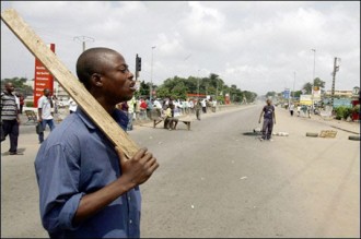 En prévision à  la marche de lÂ’opposition le mardi, la police ramasse les pneus usagers à  Abidjan