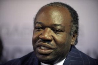 Le président gabonais Ali Bongo Ondimba se prête à  la présentation des vÂœux.