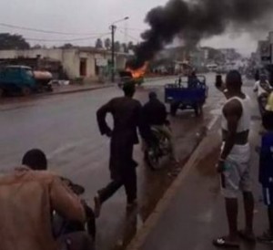 Côte d'Ivoire: Panique à  Daloa, un taxi roulant au gaz prend feu devant une banque