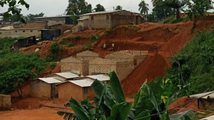 Côte d'Ivoire: Abobo, des maisons à  risques construites dans le flanc d'une colline dans l'indifférence des agents du ministère de la construction