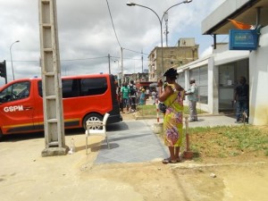 Côte d'Ivoire: Drame à  Yopougon, en plein retrait à  un guichet automatique, un homme tombe et se fend la tête