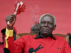 Angola:  Eduardo Dos Santos  cède les rênes du MPLA, après 40 ans de règne