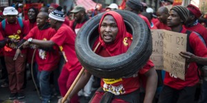 Afrique du Sud : Neuf salariés licenciés pour avoir entonné une chanson anti-apartheid