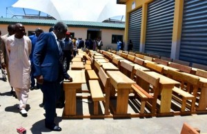 Côte d'Ivoire :  Rentrée scolaire sous fond de révolte, le District autonome d'Abidjan fait don de 1000 tables-bancs aux écoles, collèges et lycées