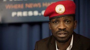 Ouganda : De retour des Etats-Unis, Bobi Wine escorté par des policiers