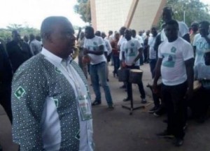 Côte d'Ivoire : Muet dans la salle, Adjoumani copieusement hué à  Daoukro, sa garde rapprochée fait usage de gaz lacrymogènes