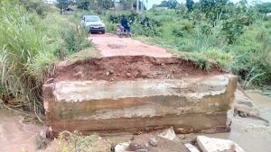 Côte d'Ivoire : Gbêkê, le village d'un maire séparé de la ville, le pont, servant de passage, englouti sous l'eau