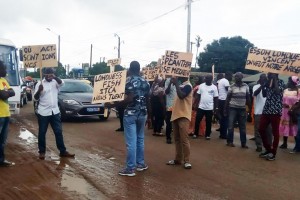 Côte d'Ivoire : Des planteurs d'hévéa bloquent la route à  Dabou, ils réclament leur argent à  un soit disant «ami» du chef de l'État