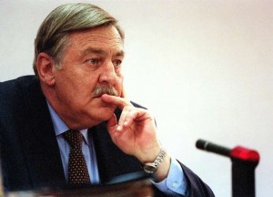 Afrique du Sud: Pik Botha, figure clé de la politique d'apartheid, meurt à  l' à¢ge de 86 ans