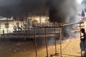 Côte d'Ivoire : Déclaration de la défaite du maire PDCI sortant, des manifestants mettent le feu à  Grand-Bassam