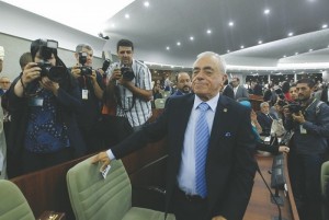 Algérie: Des députés en colère bloquent  l'accès du parlement à  leur Président